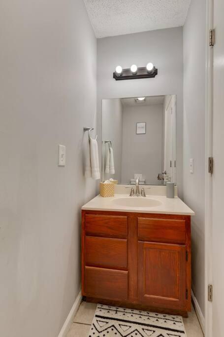 Lovely 2 Bdr Condo With Balcony 2M To Broadway Nashville Buitenkant foto